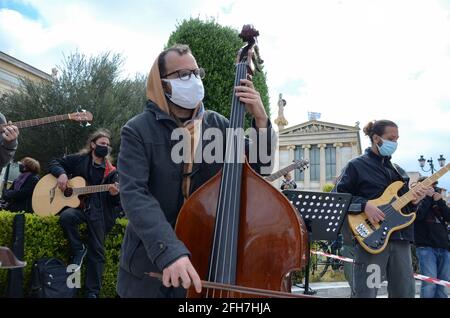 Athènes, Grèce. 25 avril 2021. Des centaines de travailleurs de l'art se rassemblent dans le centre de la capitale grecque pour mettre en lumière la détresse de l'industrie musicale pendant la pandémie actuelle. Des acteurs, musiciens, danseurs et personnes de tout le spectre de la scène artistique protestent pour faire pression sur le gouvernement pour qu'il accorde plus de soutien aux artistes indépendants, comme les théâtres et les salles de musique restent fermés. (Photo par Dimitris Aspiotis/Pacific Press) crédit: Pacific Press Media production Corp./Alay Live News Banque D'Images