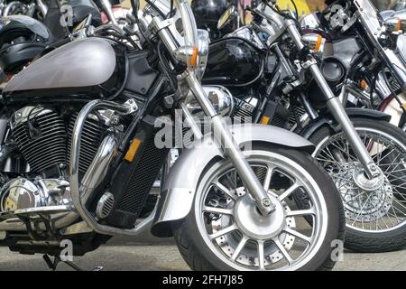 Motos garées sur le parking de motos. Gros plan de la roue avant des motos. Banque D'Images