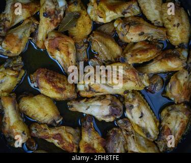 Ailes de poulet à l'ail (Pollo al ajillo). Plat de Tapa espagnol. Gros plan et vue de dessus Banque D'Images