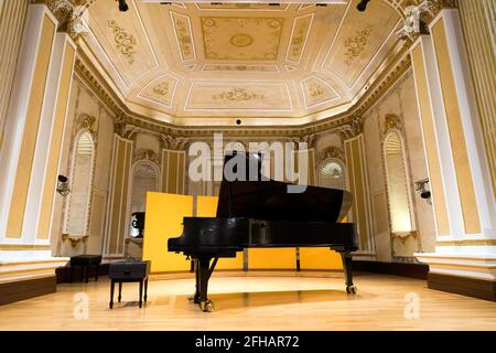 Malaga, Espagne. 23 avril 2021. Un piano sur la scène lors du concert des femmes d'Espagne à la salle de concert Maria Cristina à Malaga. Crédit : SOPA Images Limited/Alamy Live News Banque D'Images