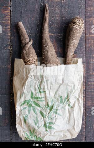Vue de dessus composition de betteraves fraîches crues dans un sac artisanal placé sur une table en bois de merde Banque D'Images