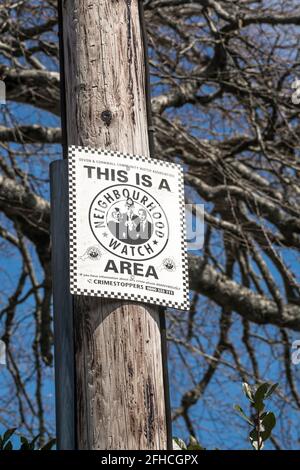 Cornwall Neighborhood Watch signe sur le mât télégraphique dans la ville de Lostwithiel. Lutte contre le crime concept, métaphore Crimeharrêtoirs, réduire le crime. Banque D'Images