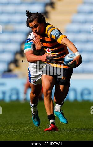 25 avril 2021 ; Ricoh Arena, Coventry, West Midlands, Angleterre ; Rugby anglais de première, Wasps versus Bath Rugby; Jacob Umaga de Wasps casse sur le ballon Banque D'Images