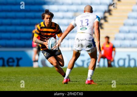 25 avril 2021 ; Ricoh Arena, Coventry, West Midlands, Angleterre ; Rugby anglais de première, Wasps versus Bath Rugby; Jacob Umaga de Wasps cherche à battre Jonathan Joseph de Bath Rugby Banque D'Images