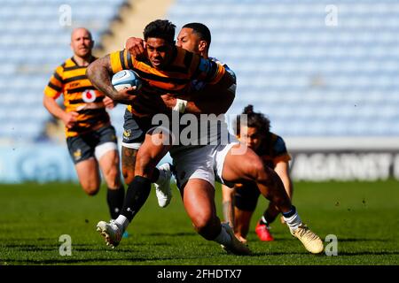 25 avril 2021 ; Ricoh Arena, Coventry, West Midlands, Angleterre ; Anglais Premiership Rugby, Wasps versus Bath Rugby; Malakai Fekitoa de Wasps est défait par Joe Cokanasiga de Bath Rugby Banque D'Images