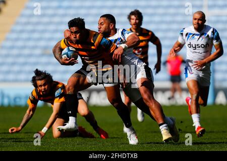 25 avril 2021 ; Ricoh Arena, Coventry, West Midlands, Angleterre ; Anglais Premiership Rugby, Wasps versus Bath Rugby; Malakai Fekitoa de Wasps est défait par Joe Cokanasiga de Bath Rugby Banque D'Images