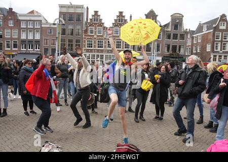 Amsterdam, pays-Bas. 25 avril 2021. Des centaines de manifestants anti-verrouillage participent à une manifestation illégale contre les mesures du coronavirus au New Market le 25 avril 2021 à Amsterdam, aux pays-Bas. L'agence néerlandaise de santé publique RIVM a signalé dimanche plus de 8.079 nouveaux cas de coronavirus. Ensuite, le 28 avril, le gouvernement atténue les restrictions sur le coronavirus en supprimant le confinement national des pays-Bas. (Photo de Paulo Amorim/Sipa USA) Credit: SIPA USA/Alay Live News Banque D'Images