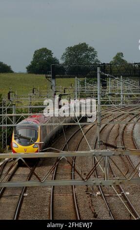 TRAIN VIRGIN EN DIRECTION DU SUD DEPUIS MILTON KEYNES.17/7/04 PILSTON Banque D'Images