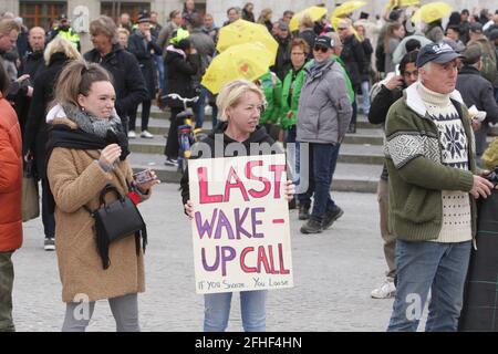 Amsterdam, pays-Bas. 25 avril 2021. Des centaines de manifestants anti-verrouillage participent à une manifestation illégale contre les coronavirus à la place du Dam le 25 avril 2021 à Amsterdam, aux pays-Bas. L'agence néerlandaise de santé publique RIVM a signalé dimanche plus de 8.079 nouveaux cas de coronavirus. Ensuite, le 28 avril, le gouvernement atténue les restrictions sur le coronavirus en supprimant le confinement national des pays-Bas. (Photo de Paulo Amorim/Sipa USA) Credit: SIPA USA/Alay Live News Banque D'Images