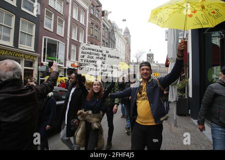 Amsterdam, pays-Bas. 25 avril 2021. Des centaines de manifestants se promoncent dans la rue lors d'une manifestation illégale contre les mesures du coronavirus à la place du Dam le 25 avril 2021 à Amsterdam, pays-Bas. L'agence néerlandaise de santé publique RIVM a signalé dimanche plus de 8.079 nouveaux cas de coronavirus. Ensuite, le 28 avril, le gouvernement atténue les restrictions sur le coronavirus en supprimant le confinement national des pays-Bas. (Photo de Paulo Amorim/Sipa USA) Credit: SIPA USA/Alay Live News Banque D'Images