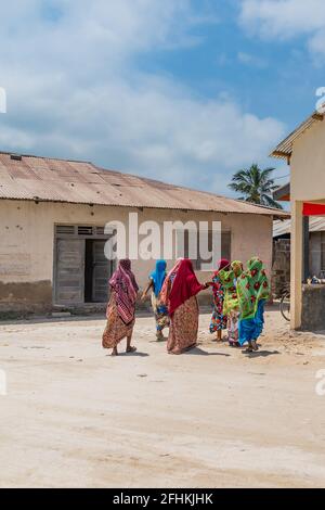 ZANZIBAR, TANZANIE - FÉVRIER 8. 2020: Un groupe de femmes musulmanes secrètes dans la rue du village de pêcheurs de Nungwi. Zanzibar, vertical Banque D'Images