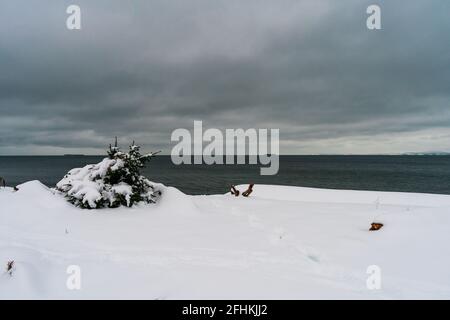 La neige couvre la plage de l'île Whidbey après la tempête de neige hivernale Banque D'Images