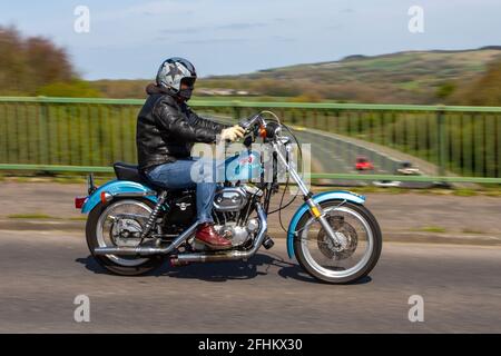 1997 90s patrimoine bleu AMF Harley Davidson; motard rider; deux roues de transport, motos, véhicule sur les routes britanniques, motos, motards motocycles motocycles motocyclisme en voiture à Manchester, Royaume-Uni Banque D'Images