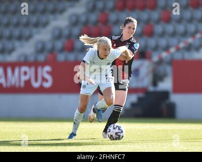 Munich, Allemagne. 25 avril 2021. Pernille Harder (23 Chelsea FC) et Sarah Zadrazil (25 FC Bayern Muenchen) en action lors du match de l'UEFA Womens Champions League entre le FC Bayern Munich et le Chelsea FC à Munich, campus du FC Bayern, Allemagne. Crédit: SPP Sport presse photo. /Alamy Live News Banque D'Images