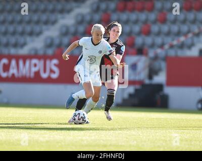 Munich, Allemagne. 25 avril 2021. Pernille Harder (23 Chelsea FC) et Sarah Zadrazil (25 FC Bayern Muenchen) en action lors du match de l'UEFA Womens Champions League entre le FC Bayern Munich et le Chelsea FC à Munich, campus du FC Bayern, Allemagne. Crédit: SPP Sport presse photo. /Alamy Live News Banque D'Images