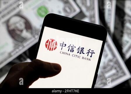 Chine. 21 avril 2021. Dans cette illustration, un logo China Citic Bank est affiché sur un smartphone avec une devise USD (dollar des États-Unis) en arrière-plan. Crédit: Budrul Chukrut/SOPA Images/ZUMA Wire/Alay Live News Banque D'Images