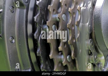 Gros plan des roues dentées du système de changement de vitesse d'une moto Banque D'Images