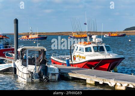 Wells-Next-the-Sea, Norfolk, Royaume-Uni – avril 24 2021. Des bateaux de pêche commerciaux, des bateaux à rames et de petits bateaux de loisirs amarrés et attachés à un ponton en bois dans nous Banque D'Images