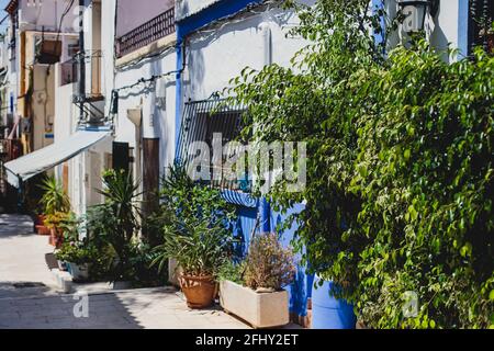 Vue sur Santa Cruz Barrio - quartier de la vieille ville dans le centre-ville d'Alicante, Valence, Espagne Banque D'Images