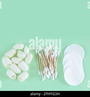 Décapants cosmétiques en coton biologique et produits de soin de la peau : tampons, cotons-tiges, cocons à ver de soie, vue de dessus Banque D'Images