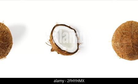 Fond de noix de coco d'été tropical. Moitié et noix de coco entières fond jaune et blanc Banque D'Images