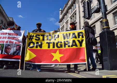 Londres, Royaume-Uni. 25 avril 2021. Des foules ont défilé dans le centre de Londres pour protester contre ce que les manifestants appellent la « guerre génocidaire » de l'Éthiopie et de l'Érythrée sur la région du Tigray. Banque D'Images