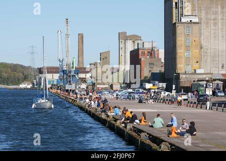 Cork, Irlande. 25 avril 2021. La foule s'empare de la ville pour s'imprégner à Sun, Cork, Irlande. Un yacht a été vu en faisant son chemin jusqu'à Lee après la Marina Greenway pour voir les foules rassemblées le long de Kennedy Quay. De grandes foules se sont rassemblées dans la ville ce soir pour profiter du temps ensoleillé. Des centaines de personnes ont pu être vues sur Grand Parade et Kennedy Quay pour prendre le soleil et profiter du temps chaud. Credit: Damian Coleman/Alay Live News Banque D'Images