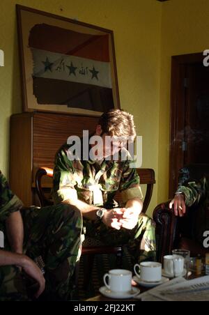 LES OFFICIERS SE MÊLE AU CHESHIRE REGT, DE RETOUR DANS LES CASERNES LEUR RETOUR FRON IRAQ.1/12/04 PILSTON Banque D'Images