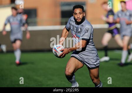 Newcastle, Royaume-Uni. 20 mars 2021. NEWCASTLE UPON TYNE, ROYAUME-UNI. 25 AVRIL Ryan Millar, de Sheffield Eagles, cherche du soutien lors du match de championnat DE BETFRED entre Newcastle Thunder et Sheffield Eagles à Kingston Park, Newcastle, le dimanche 25 avril 2021. (Credit: Chris Lishman | MI News) Credit: MI News & Sport /Alay Live News Banque D'Images