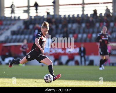 Munich, Allemagne. 25 avril 2021. Linda Dallmann (10 FC Bayern Muenchen) en action lors du match de l'UEFA Womens Champions League entre le FC Bayern Munich et le FC Chelsea à Munich, campus du FC Bayern, Allemagne. Crédit: SPP Sport presse photo. /Alamy Live News Banque D'Images