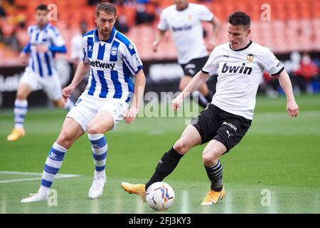 Kevin Gameiro de Valencia CF et Florian Lejeune d'Alaves lors du championnat d'Espagne la Ligue de football match entre Valencia CF et Alaves le 24 avril 2021 à l'Estadio de Mestalla à Valence, Espagne - photo Maria Jose Segovia / Espagne DPPI / DPPI / LiveMedia Banque D'Images