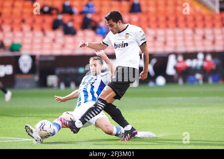 Maxi Gomez de Valence CF et Florian Lejeune d'Alaves pendant le championnat d'Espagne la Ligue de football match entre Valencia CF et Alaves le 24 avril 2021 à l'Estadio de Mestalla à Valence, Espagne - photo Maria Jose Segovia / Espagne DPPI / DPPI / LiveMedia Banque D'Images