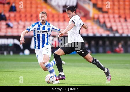 Maxi Gomez de Valence CF et Florian Lejeune d'Alaves pendant le championnat d'Espagne la Ligue de football match entre Valencia CF et Alaves le 24 avril 2021 à l'Estadio de Mestalla à Valence, Espagne - photo Maria Jose Segovia / Espagne DPPI / DPPI / LiveMedia Banque D'Images