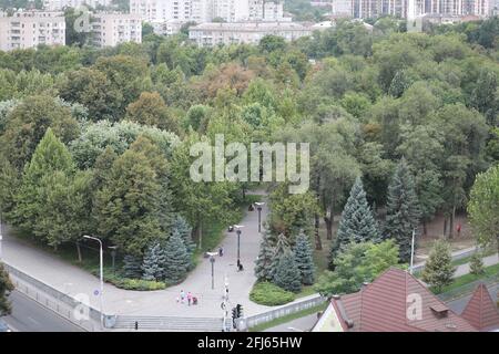 ville verte en début de matinée, vue depuis le balcon Banque D'Images