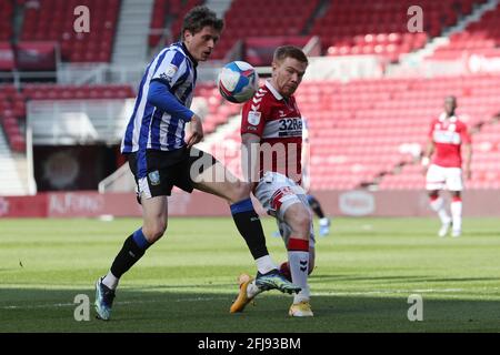 MIDDLESBROUGH, ROYAUME-UNI. 24 AVRIL Adam Reach of Sheffield mercredi en action avec Duncan Watmore de Middlesbrough lors du match de championnat Sky Bet entre Middlesbrough et Sheffield mercredi au stade Riverside, Middlesbrough le samedi 24 avril 2021. (Credit: Mark Fletcher | MI News) Credit: MI News & Sport /Alay Live News Banque D'Images