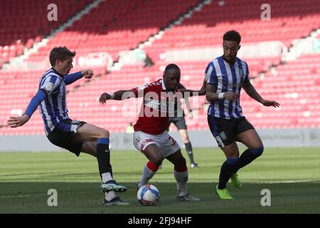 MIDDLESBROUGH, ROYAUME-UNI. 24 AVRIL Neeskens Kebano de Middlesbrough en action avec Adam Reach et Liam Palmer de Sheffield mercredi pendant le match de championnat Sky Bet entre Middlesbrough et Sheffield mercredi au stade Riverside, Middlesbrough le samedi 24 avril 2021. (Credit: Mark Fletcher | MI News) Credit: MI News & Sport /Alay Live News Banque D'Images