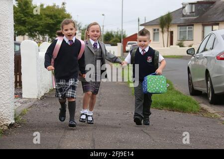 Ayrshire, Écosse, 20 août 2018. Premier jour de l'école primaire. Trois enfants dans leur nouvel uniforme scolaire Banque D'Images