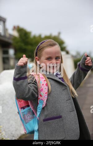 Ayrshire, Écosse, 20 août 2018. Premier jour de l'école primaire . Petite fille donne les pouces vers le haut Banque D'Images