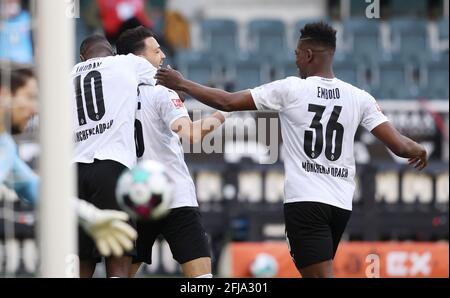 Gladbach, Allemagne. 25 avril 2021. Firo: 04/25/2021 Fuvuball: Football: Saison Bundesliga 2020/21 VfL Borussia MV? Nchengladbach, Borussia Monchengladbach - Arminia Bielefeld PORTE DE JUBEL À 3: 0 PAR Ramy Bensebaini, AVEC Marcus Thuram et Breel Embolo | utilisation dans le monde entier crédit: dpa/Alay Live News Banque D'Images