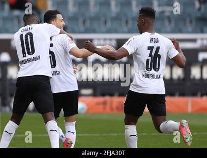 Gladbach, Allemagne. 25 avril 2021. Firo: 04/25/2021 Fuvuball: Football: Saison Bundesliga 2020/21 VfL Borussia MV? Nchengladbach, Borussia Monchengladbach - Arminia Bielefeld PORTE DE JUBEL À 3: 0 PAR Ramy Bensebaini, AVEC Marcus Thuram et Breel Embolo | utilisation dans le monde entier crédit: dpa/Alay Live News Banque D'Images