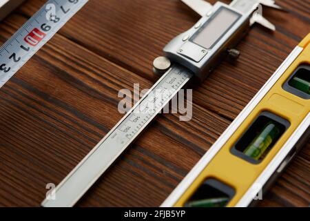 Niveau et marqueur, vue macro, arrière-plan en bois Banque D'Images