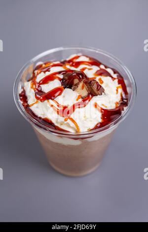 milk-shake sucré au caramel sur fond gris. Banque D'Images