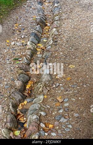 Fossé de drainage en pierre sur un chemin piétonnier dans le parc du domaine de Mikhaïlovskoye. Banque D'Images