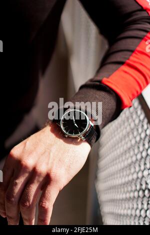 Une main d'homme dans des vêtements de sport confortables et une montre chère sur son poignet Banque D'Images