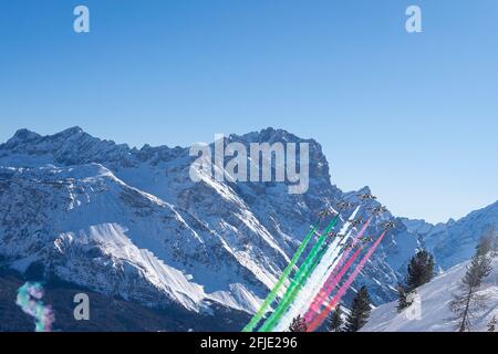 Cortina d'Ampezzo, Italie 14 février 2021 : l'unité aérobie de l'Armée de l'Air italienne Frecce Tricolori (flèches tricolores) se produit pendant le MOÛT ALPIN FIS Banque D'Images