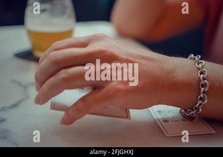 Main d'une femme caucasienne tenant un menu de code QR dans un restaurant. Mise au point sélective sur la carte. Banque D'Images