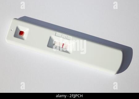 TEST D'ANTICORPS NEUTRALISANTS RAPIDES ABC-19™ d'Abingdon Health; test sanguin pour détecter les anticorps du coronavirus 2 du virus Covid 19 (COV-SRAS- 2). Le test montre un résultat négatif malgré le sang provenant d'une personne qui avait reçu le vaccin Oxford AstraZeneca astra zeneca un mois plus tôt et qui devrait (vraisemblablement) montrer qu'elle a créé des anticorps contre le virus. ROYAUME-UNI (123) Banque D'Images