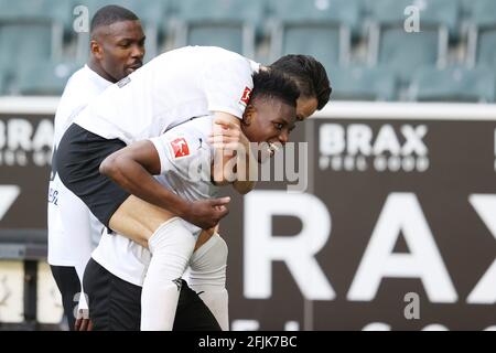 Gladbach, Allemagne. 25 avril 2021. Firo: 25.04.2021 Fuvuball: Football: 1ère saison Bundesliga 2020/21 VfL Borussia MV? Nchengladbach, Borussia Monchengladbach - Arminia Bielefeld Juvel Breel Embolo après son objectif de faire 4-0 avec Ramy Bensebaini | utilisation dans le monde entier crédit: dpa/Alay Live News Banque D'Images