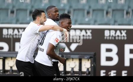 Gladbach, Allemagne. 25 avril 2021. Firo: 25.04.2021 Fuvuball: Football: 1ère saison Bundesliga 2020/21 VfL Borussia MV? Nchengladbach, Borussia Monchengladbach - Arminia Bielefeld Juvel Breel Embolo après son objectif de faire 4-0 avec Marcus Thuram et Ramy Bensebaini | utilisation dans le monde entier crédit: dpa/Alay Live News Banque D'Images