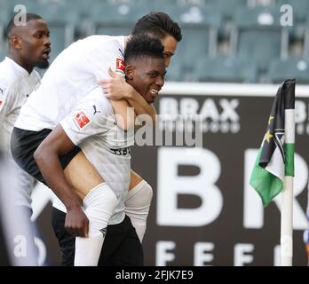 Gladbach, Allemagne. 25 avril 2021. Firo: 25.04.2021 Fuvuball: Football: 1ère saison Bundesliga 2020/21 VfL Borussia MV? Nchengladbach, Borussia Monchengladbach - Arminia Bielefeld Juvel Breel Embolo après son objectif de faire 4-0 avec Ramy Bensebaini | utilisation dans le monde entier crédit: dpa/Alay Live News Banque D'Images